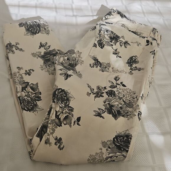 Floral Print Women's Jeans - Picture 9 of 16